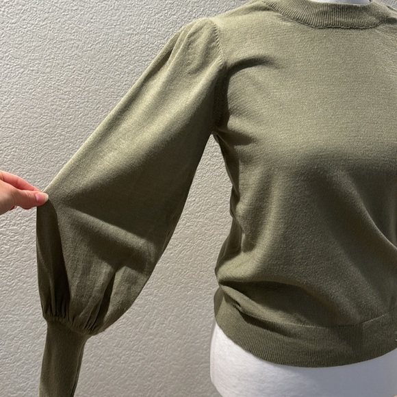 Tahari size small sage green sweater with puff sleeves - Picture 2 of 6